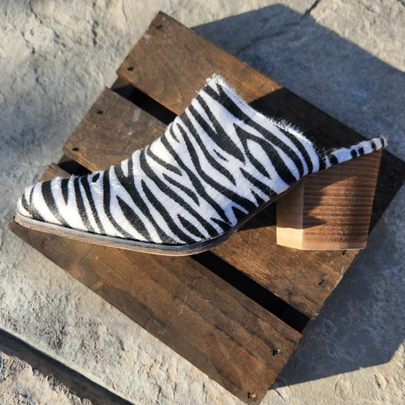 NWOT Seven for All Mankind “Dandy” Zebra Calf Mules, Size 9 1/2 - Picture 2 of 10
